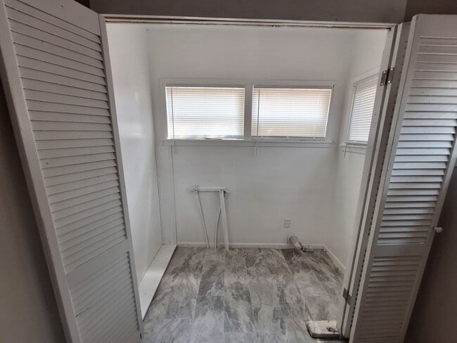 Building Photo - 3 bedroom, 1 bath