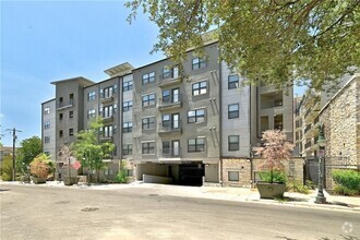 Building Photo - Gorgeous High rise with pool, West campus ...