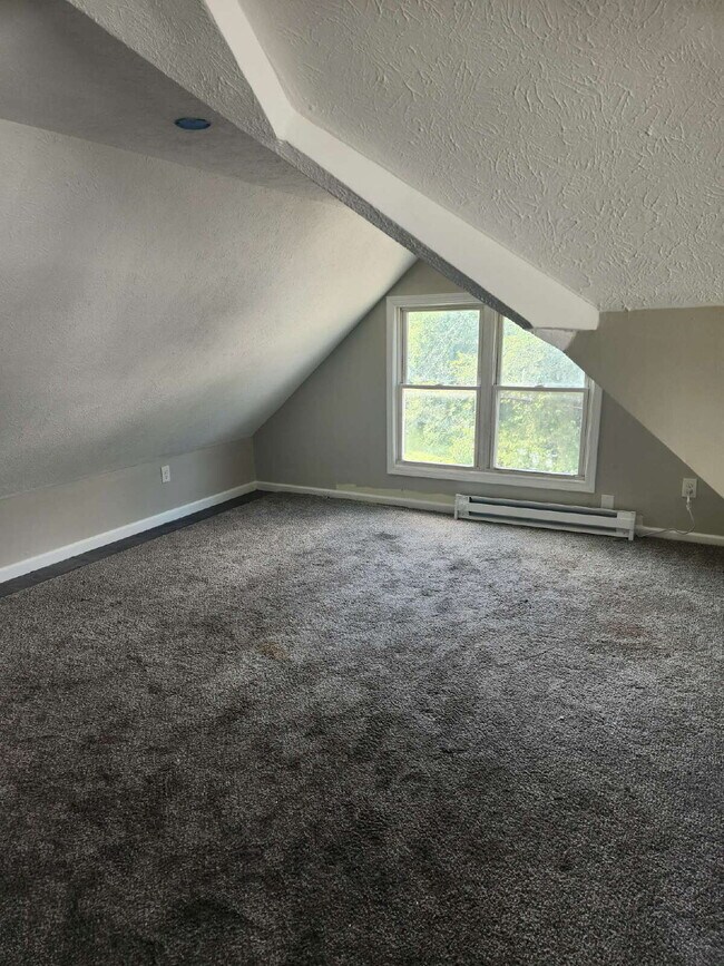 Building Photo - "Spacious 1.5 story 4-Bedroom Duplex on Ot...