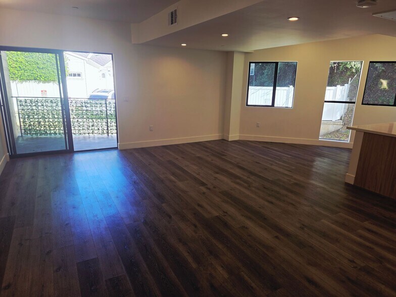 Building Photo - 862 Moraga Dr