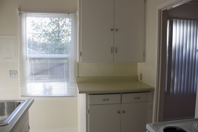 Building Photo - 2 Blocks from the river!!