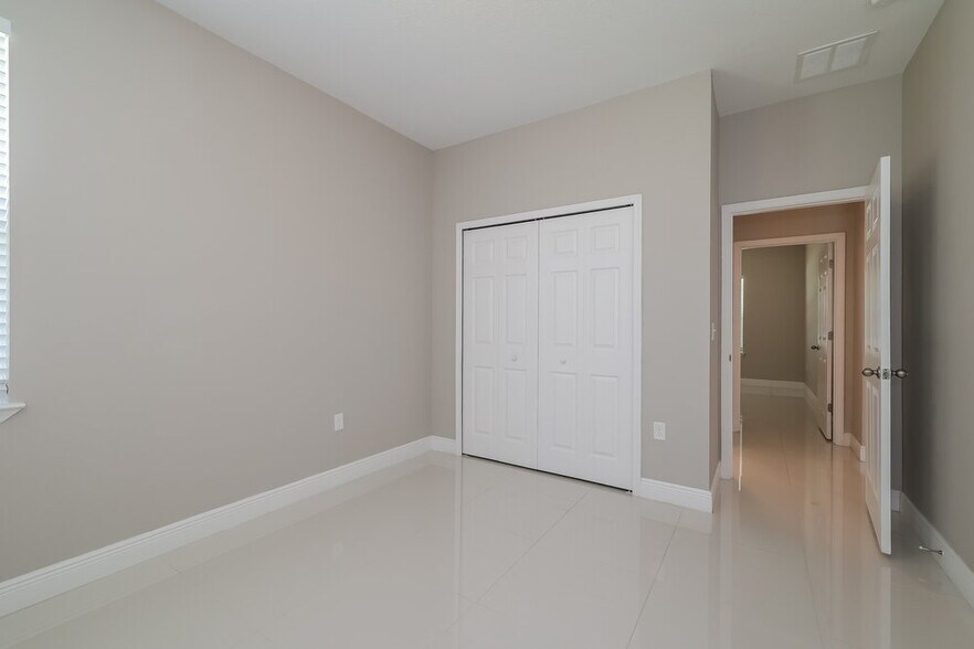 Building Photo - 1010 Heron Ct