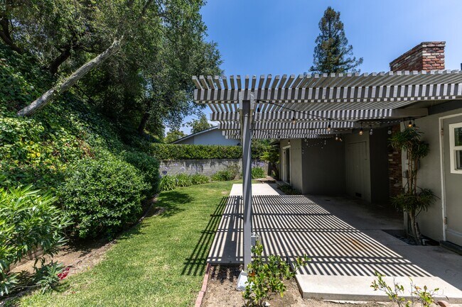 Building Photo - 1290 Clubhouse Dr