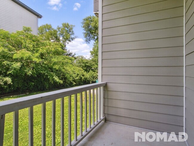 Building Photo - Stunning Modern 2-Bedroom, 2-Bath Apartmen...