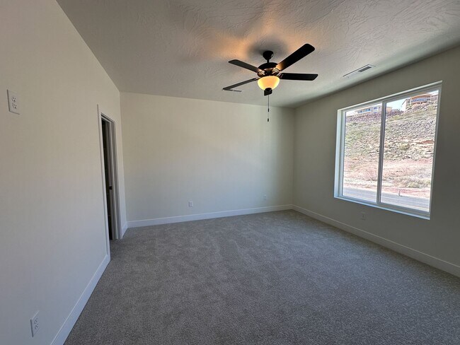 Building Photo - Brand New Townhome