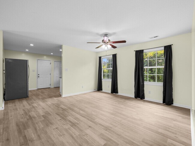 Building Photo - 103 Oakwood Ct