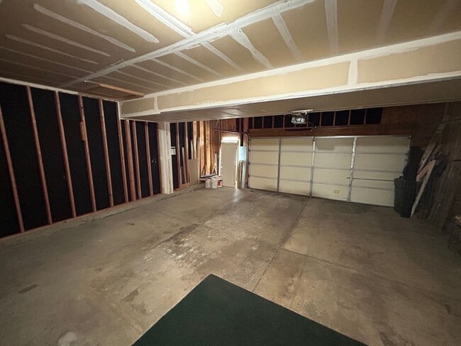 Building Photo - 4 Bed 3.5 Bath