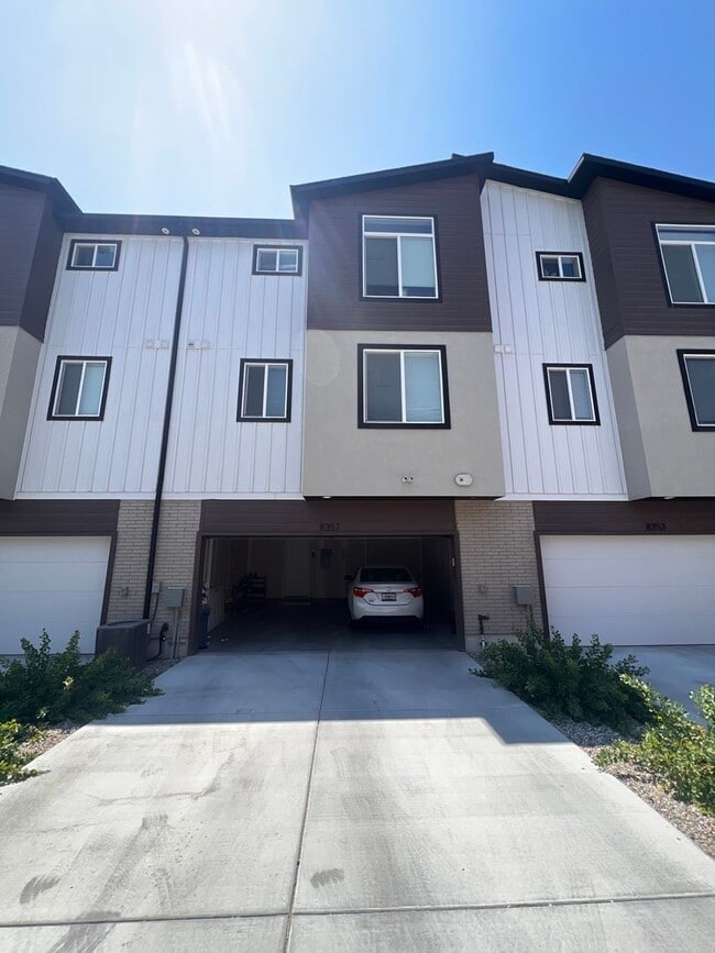 Building Photo - Beautiful Townhome in great location!