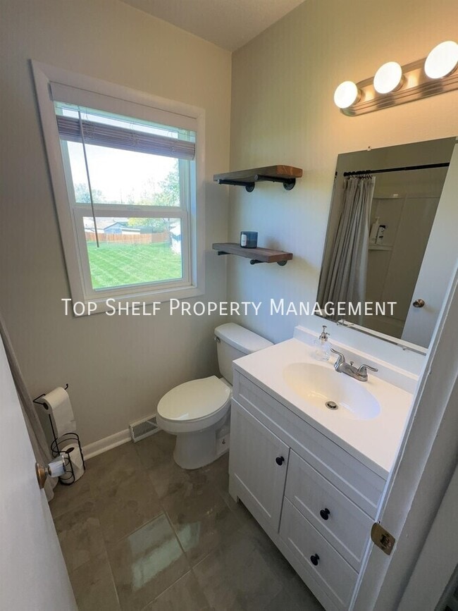 Building Photo - 308 SW Westview Dr