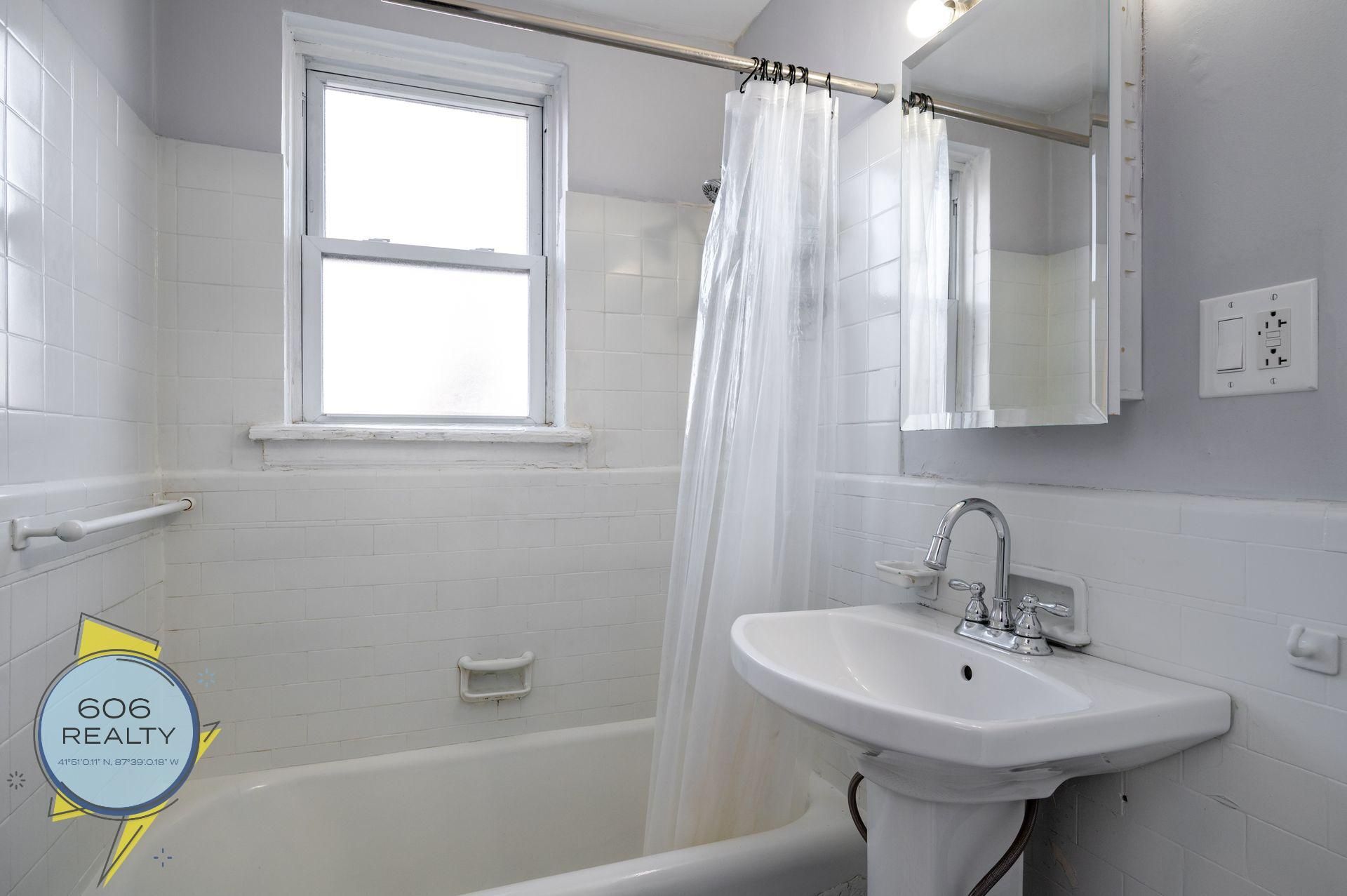 Building Photo - 6930 N Greenview Ave