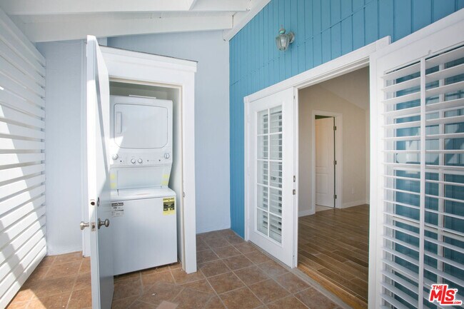 Building Photo - 122 Montreal St