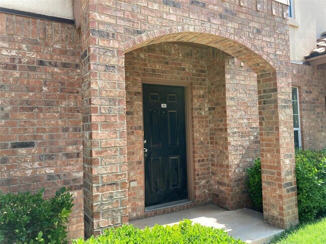 Building Photo - 2106 Main St