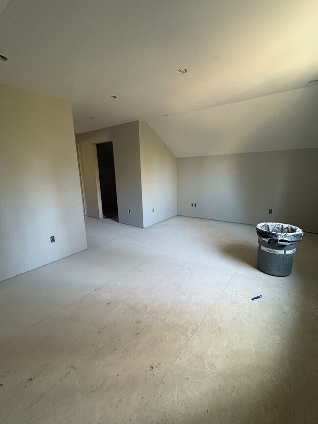 Building Photo - Brand New - Big 5 bedroom House