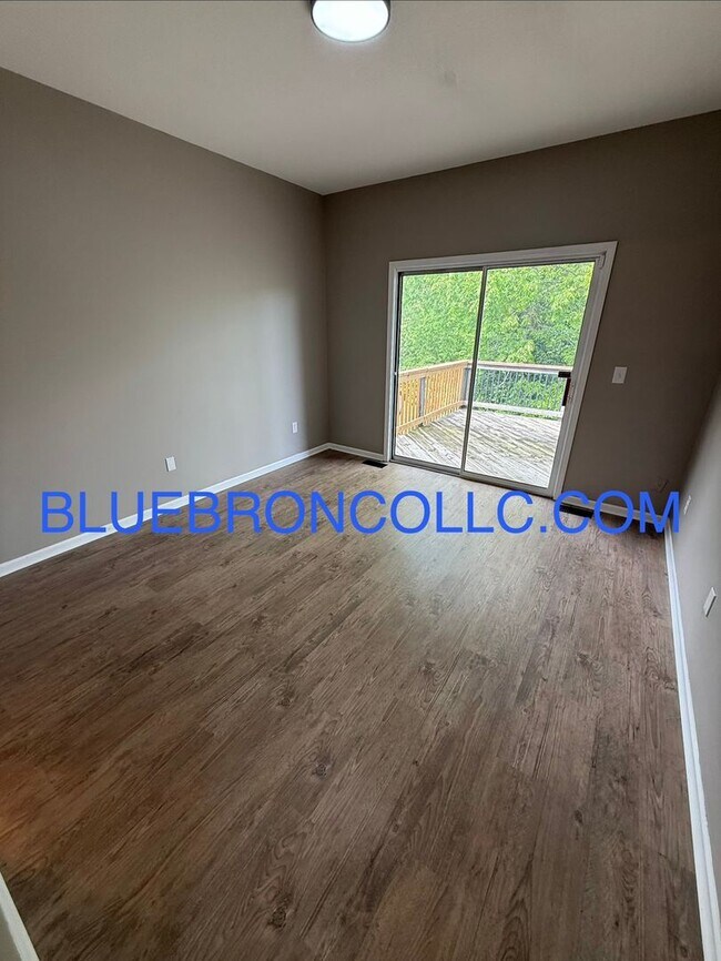 Building Photo - Completely renovated 3 bedroom unit with modern finishes and beautiful views.
