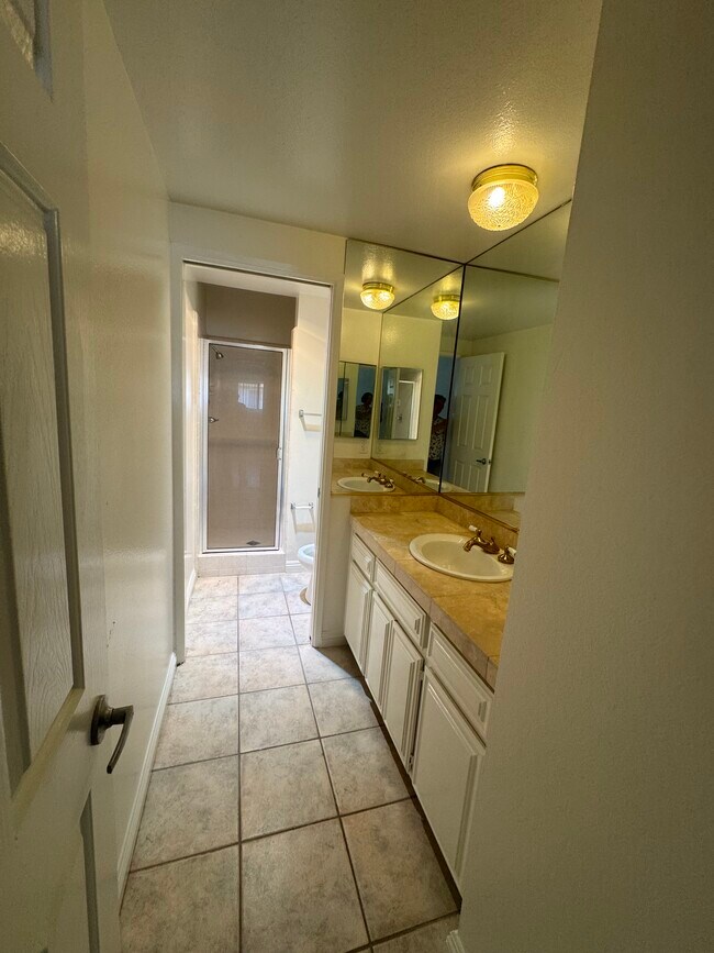 Building Photo - 1110 W 10th St