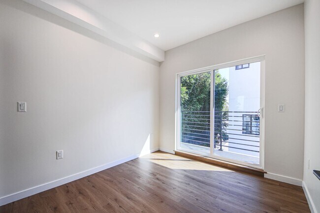 Building Photo - Ultra-Luxury Brand New 2 bed/2.5 bath and ...