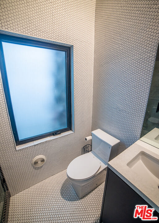 Building Photo - 205 Venice Way