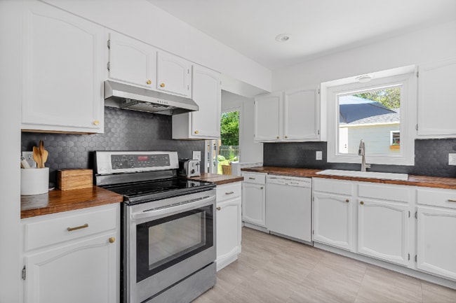 Building Photo - 2425 Cavell Ave S