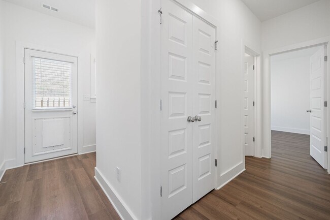 Building Photo - Luxury Living- One Bedroom with Garage and...
