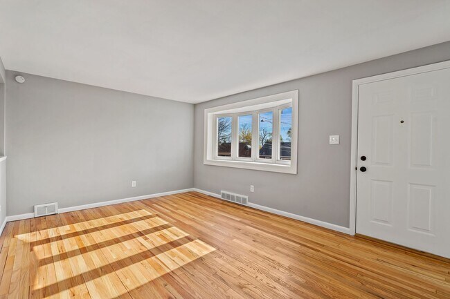 Building Photo - Newly updated 3Bed/1.5bath in West Mifflin