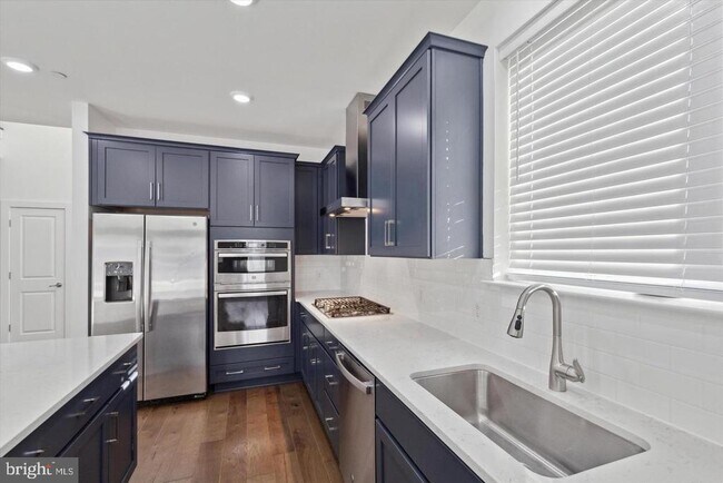 Building Photo - 10 Ladbroke Dr