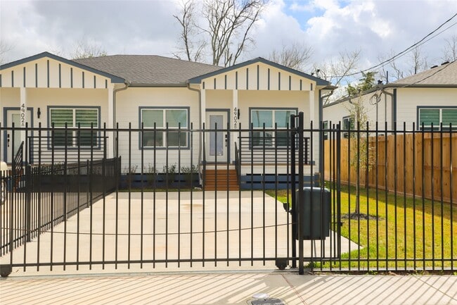 Building Photo - 4902 Higgins St