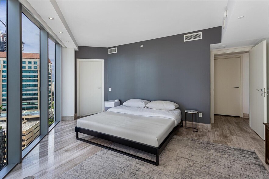 Building Photo - 1300 Brickell Bay Dr