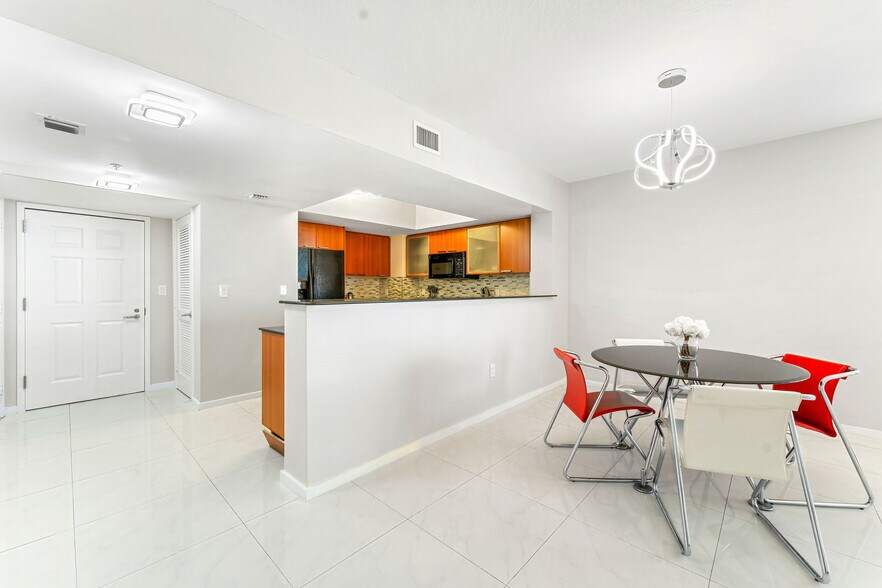 Building Photo - 16699 Collins Ave