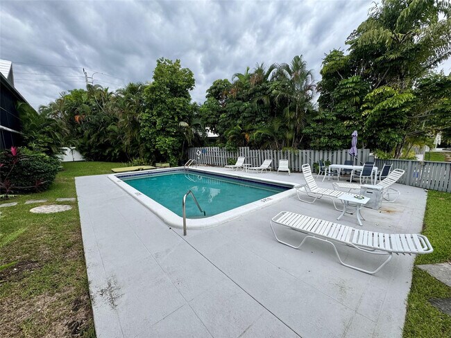 Building Photo - 2801 NE 33rd Ct