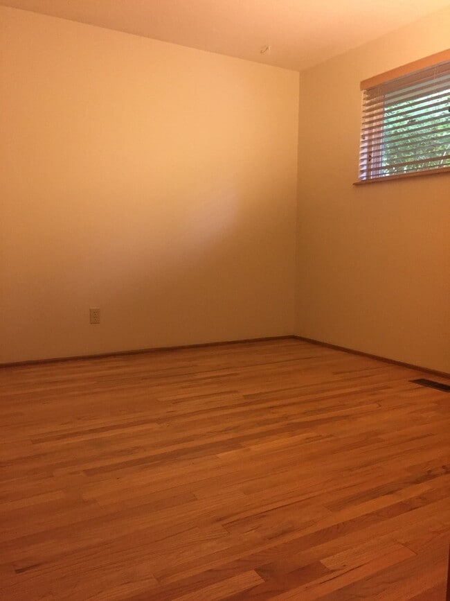 Building Photo - Beautifully Refinished 4BR 2BA Home on Lar...