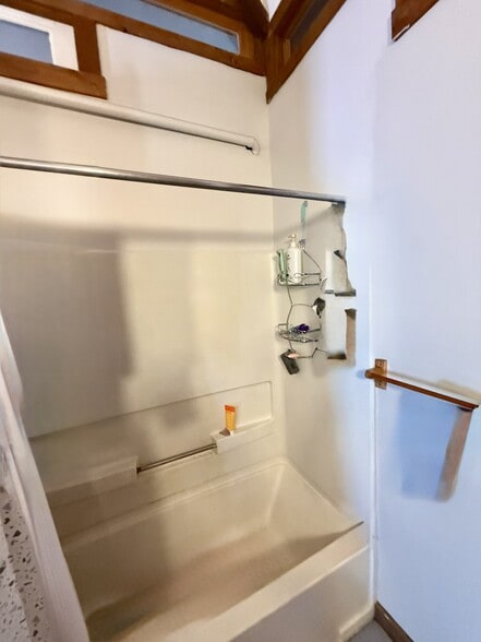 Full tub/shower - 11 Spruce St
