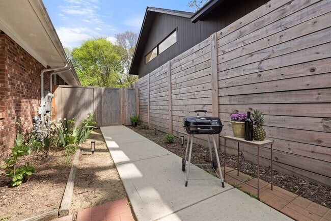 Building Photo - 500 Oak Ave