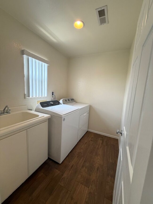 Building Photo - Beautiful Home located in Sunbow
