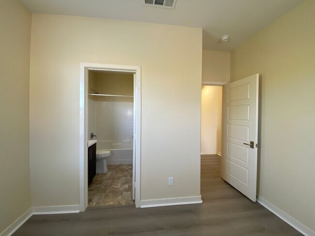 Building Photo - 3bedroom 3 bath home in the Solaire Commun...