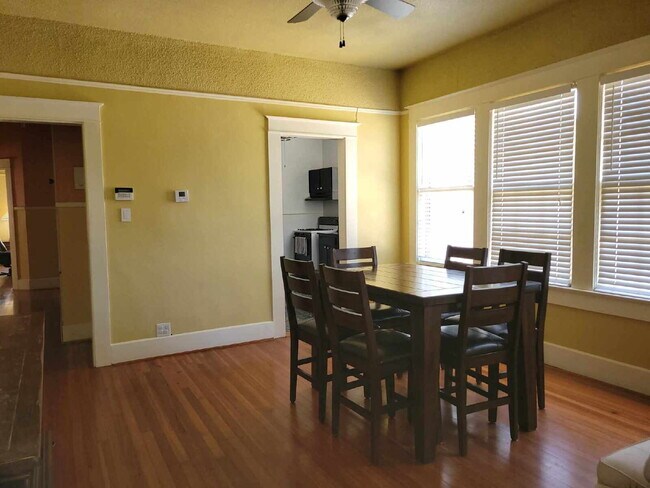 Building Photo - Historic home 2/1 for rent! Fully furnished