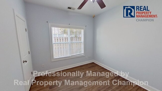 Building Photo - End Unit Townhome on One Level
