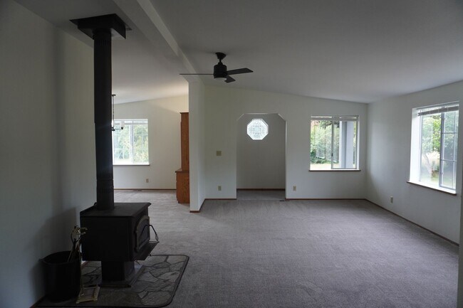 Building Photo - 18109 NE 25th Ave