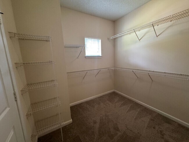 Building Photo - Move In Special! 2 Bed / 2 Bath Upstairs C...