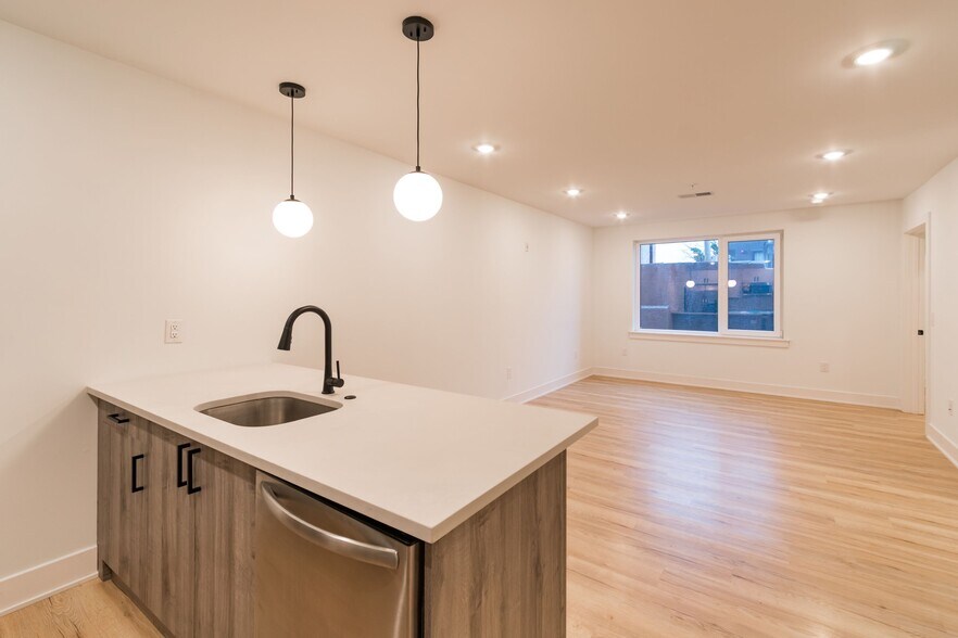 Primary Photo - 629 W Girard Ave