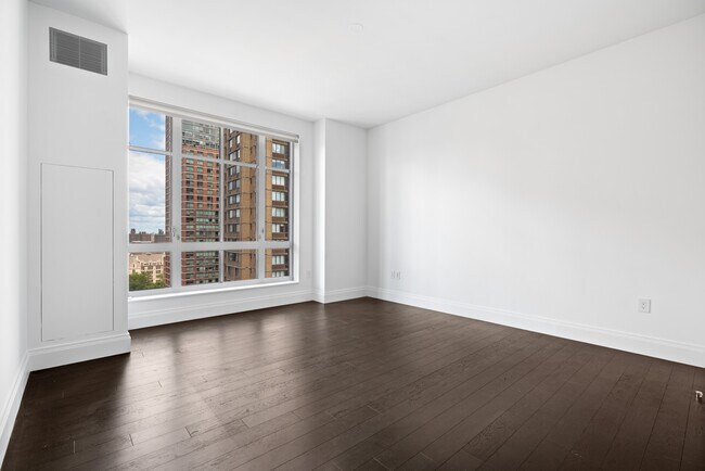 Building Photo - 200 E 95th St