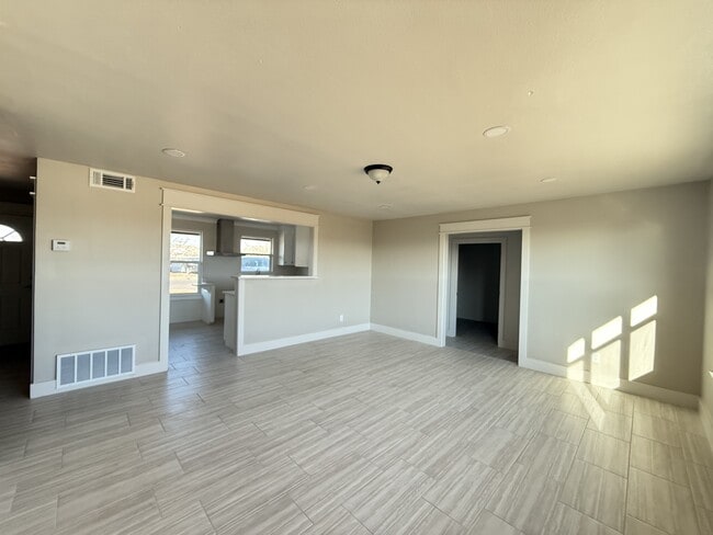 Building Photo - 3504 Thomas Ave