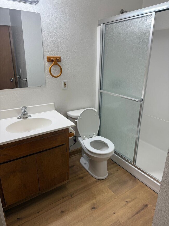 Building Photo - **Available Now** 2 Bedroom 1 Bath, 1st Floor End Unit Condo