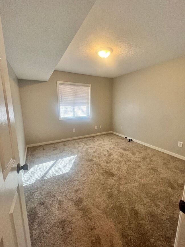 Building Photo - 3 Bedroom 2 Bathroom Duplex