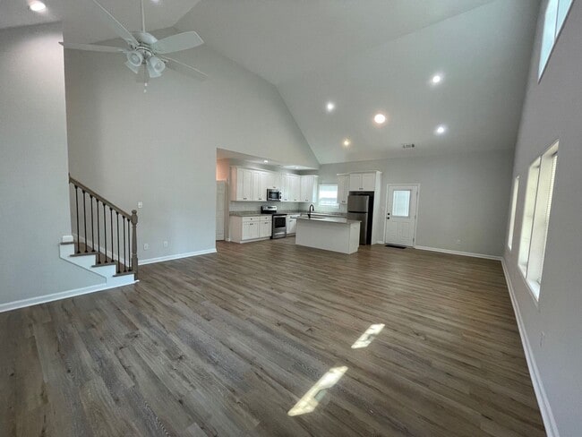 Building Photo - 5 Bed Home Available August 2026!
