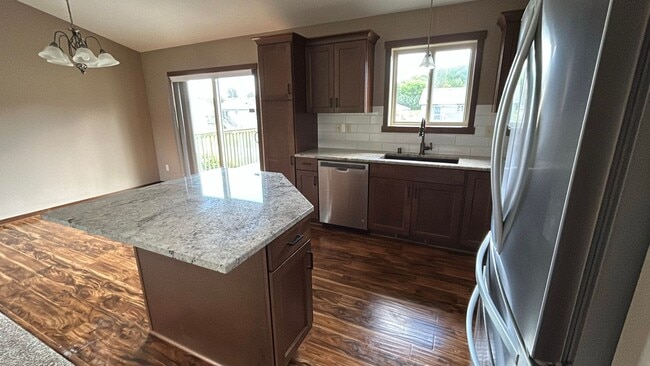 Building Photo - Beautiful and Spacious 4 Bedroom 3 Bath Av...