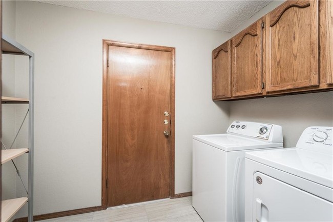 Building Photo - 701 El Parque Dr