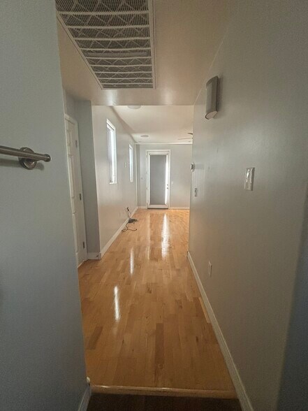 Building Photo - 615 E Portland St