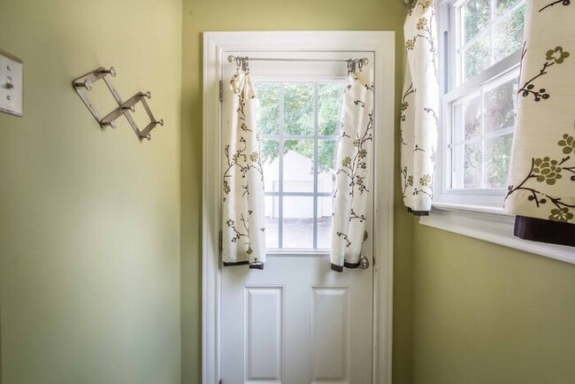 Building Photo - Gorgeous 3 Bedroom 2 Bath in Popular Parki...