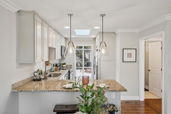 Building Photo - Beautiful 3 Bedroom 2 Bathroom Single Fami...