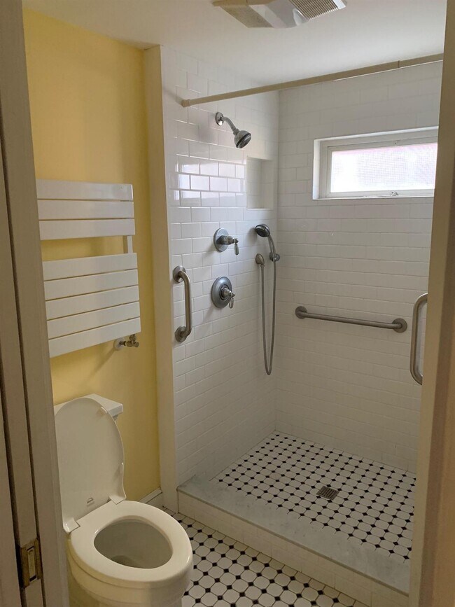 Building Photo - 200 Larch Rd